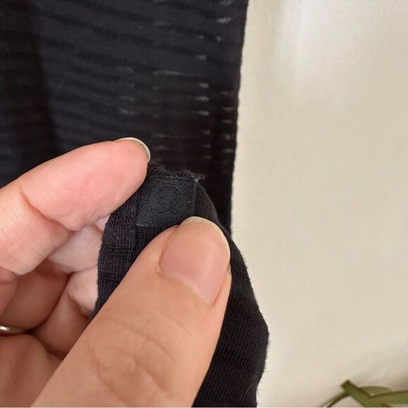 Lululemon All Yours Boyfriend Tee *Stripe in Black Size 8 - Picture 5 of 5